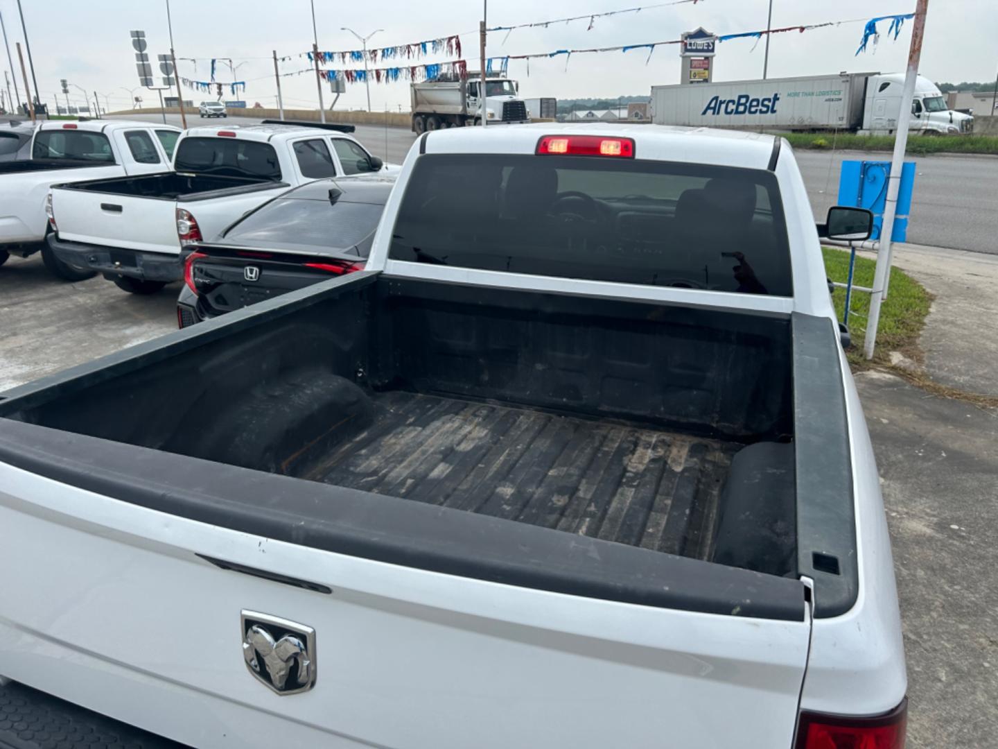 2018 White RAM 1500 Tradesman Crew Cab SWB 4WD (3C6RR7KT2JG) with an 5.7L V8 OHV 16V engine, 8A transmission, located at 1687 Business 35 S, New Braunfels, TX, 78130, (830) 625-7159, 29.655487, -98.051491 - Photo#7